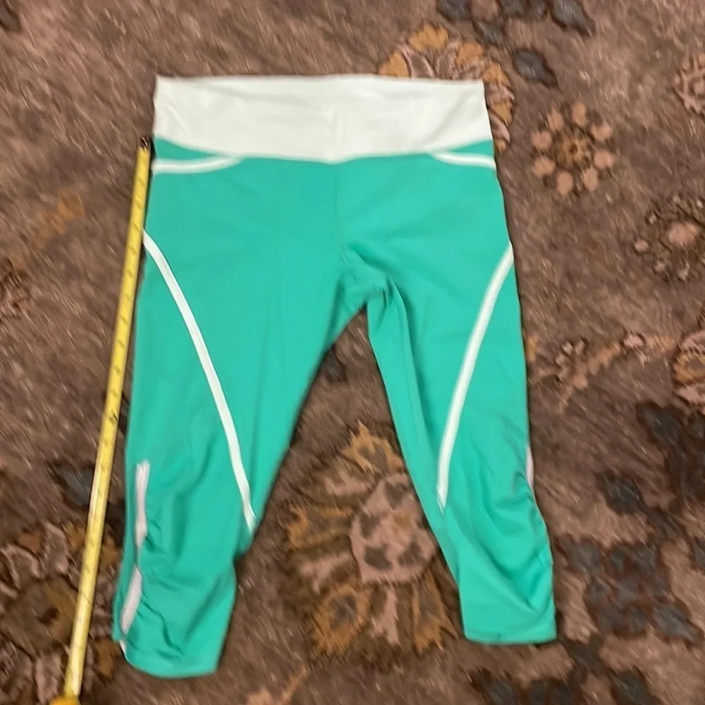 Lululemon cropped leggings.